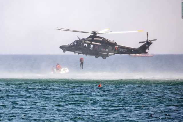 Torre a Mare, esercitazione di salvataggio in mare dell'Aeronautica: le immagini
